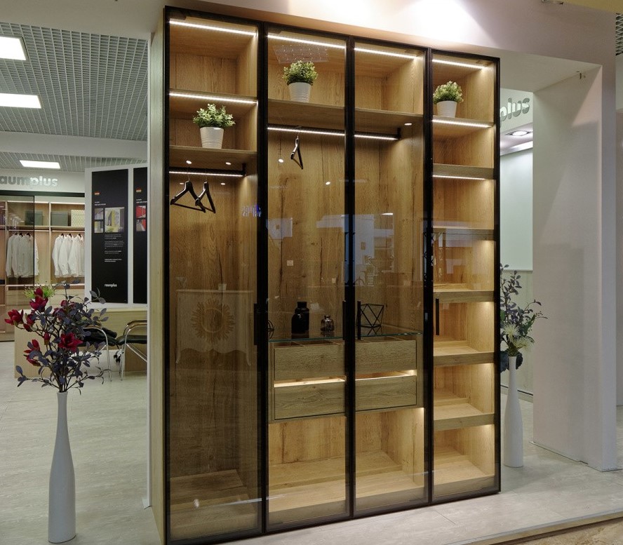 Мебель для гостиной со стеклянными декоративными вставками